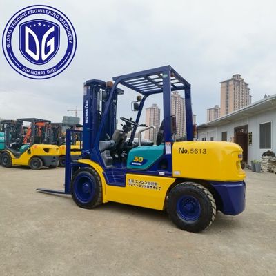 Komatsu 3 ตัน Forklift ความสูงขุดสูงสุด 5180 มิลลิเมตร รัศมีขุดสูงสุด 5125 มิลลิเมตร สําหรับการยกภาระหนักและการดําเนินงาน