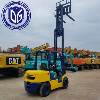 Komatsu 3 ตัน Forklift ความสูงขุดสูงสุด 5180 มิลลิเมตร รัศมีขุดสูงสุด 5125 มิลลิเมตร สําหรับการยกภาระหนักและการดําเนินงาน