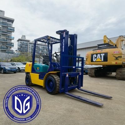 Komatsu 3 ตัน Forklift ความสูงขุดสูงสุด 5180 มิลลิเมตร รัศมีขุดสูงสุด 5125 มิลลิเมตร สําหรับการยกภาระหนักและการดําเนินงาน